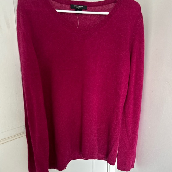 Ann Taylor beautiful light weight raspberry cashmere crewneck sweater. NWT - Picture 5 of 5